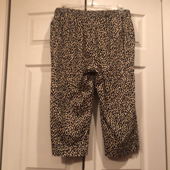Alfred Dunner size 14 Pull-on Elastic Back Leopard Print Capris with Pockets - Picture 4 of 7